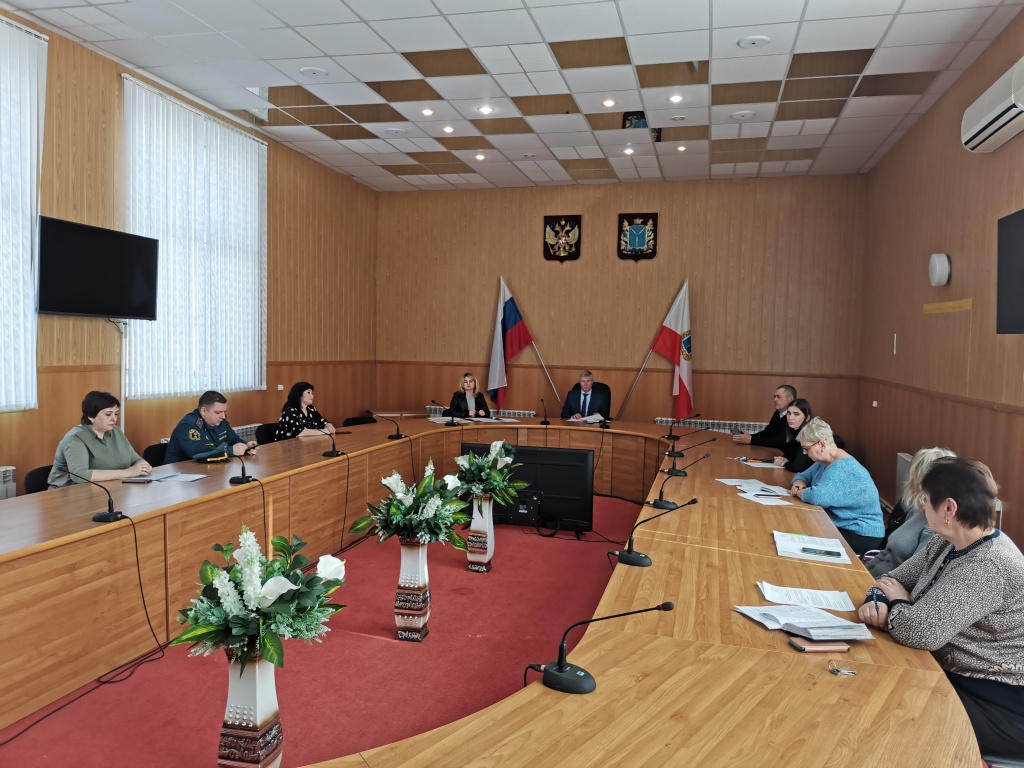Состоялось заседание комиссии по делам несовершеннолетних и защите их прав администрации Ивантеевского муниципального района