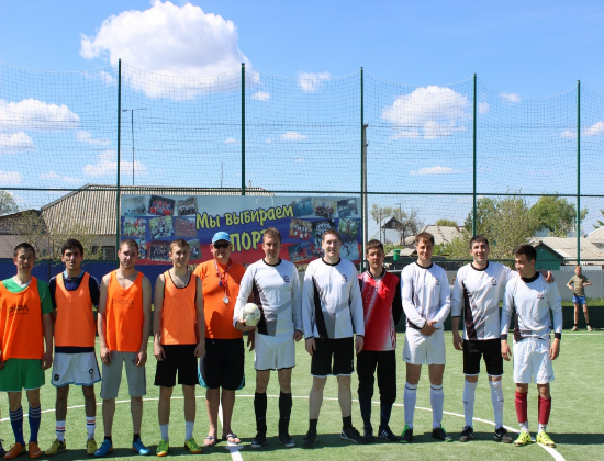 21 мая 2016 г. в с.Ивантеевка, на площадке исскуственным покрытием, состоялась  встреча по футболу среди рабочей молодежи и студентов