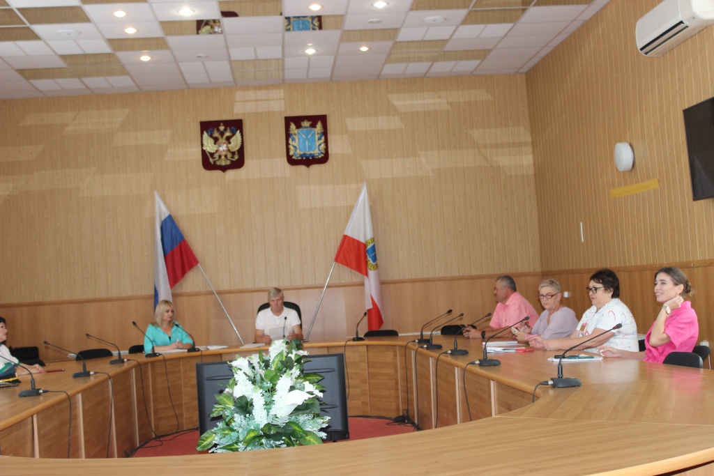 Состоялось очередное заседание комиссии по делам несовершеннолетних и защите их прав администрации Ивантеевского муниципального района